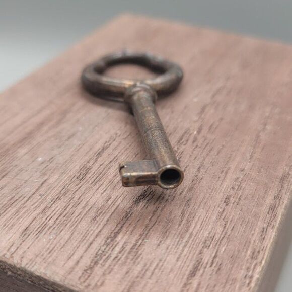 Unbranded Vintage Brass Key - Picture 3 of 6